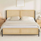 Struttura letto in legno naturale con testiera in rattan