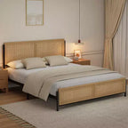 Struttura letto in legno naturale con testiera in rattan