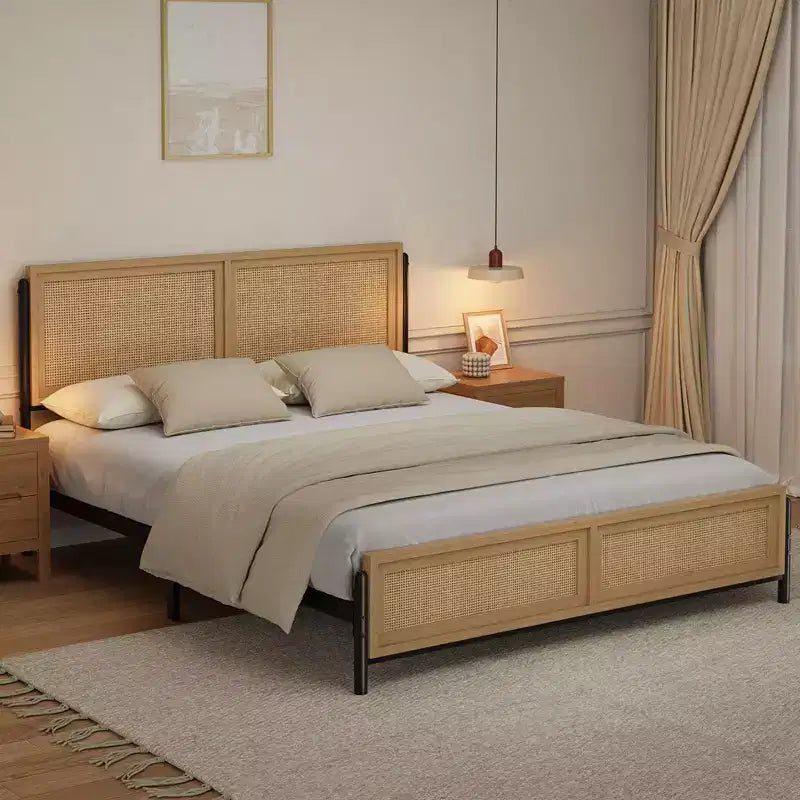 Struttura letto in legno naturale con testiera in rattan