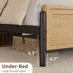 Struttura letto in legno naturale con testiera in rattan
