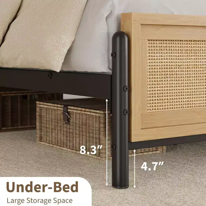 Struttura letto in legno naturale con testiera in rattan