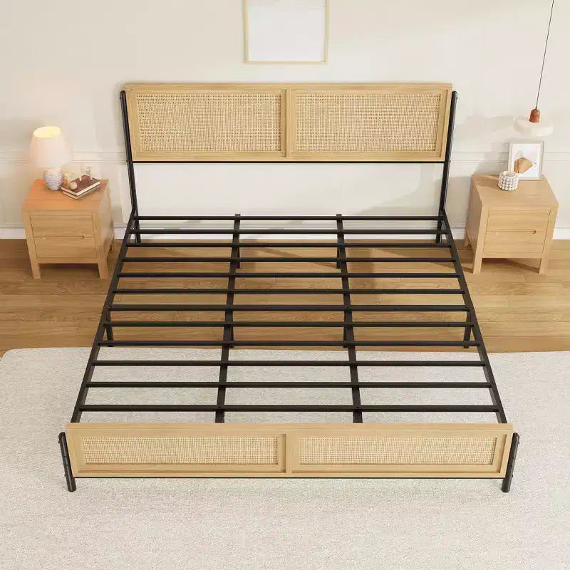 Struttura letto in legno naturale con testiera in rattan