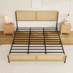 Struttura letto in legno naturale con testiera in rattan