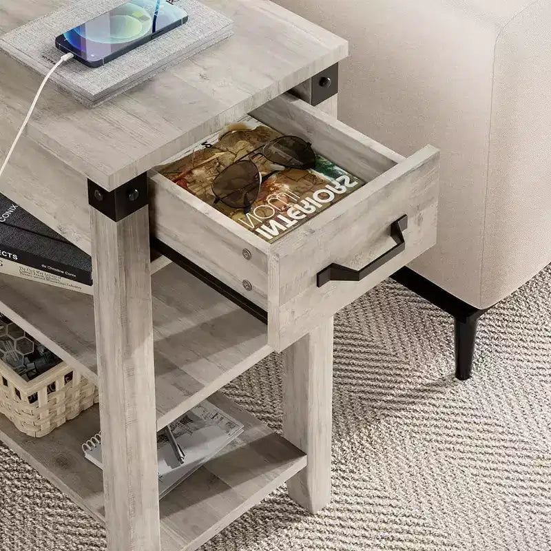 Tavolino da Divano con Stazione di Ricarica, Tavolino Laterale Ribaltabile con Porte USB e Prese di Corrente, Tavolino da Letto con Ripiani Contenitore per Piccoli Spazi
