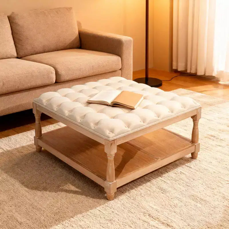 33 Tavolino da caffè ottomano grande quadrato, rivestito in lino capitonné, ripiano portaoggetti, gambe solide, beige